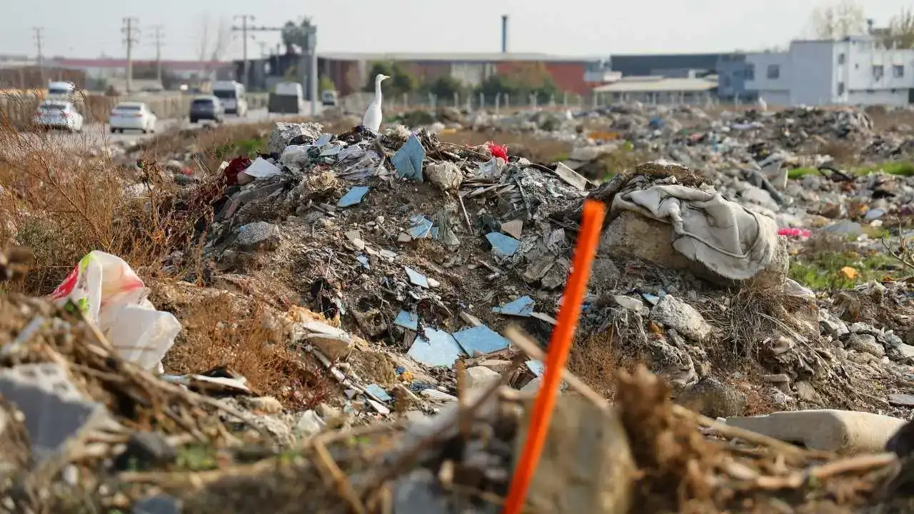 Adana’da Boş Arazi Çöplüğe Döndü: Mahalle Sakinleri İsyanda! 2
